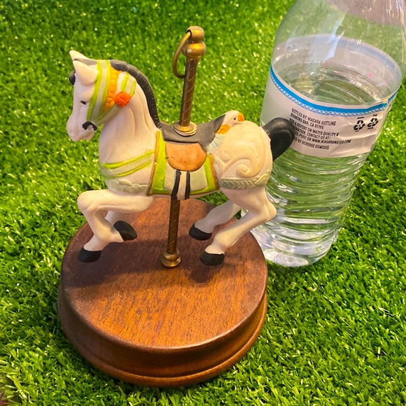 Musical carousel horse - Picture 1 of 2